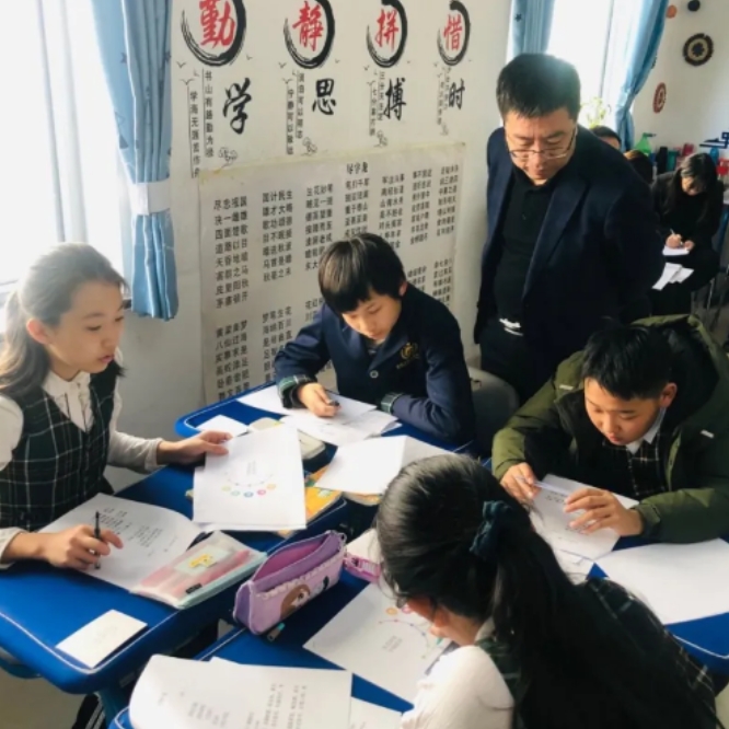 在小班制教学中，实行建构性课堂，让每一个学出自己的声音